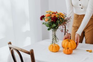 Herfst decoratie op tafel oktober woonmaand